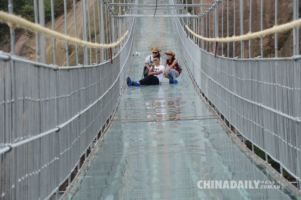 我国首条高空玻璃吊桥开通 悬空180米