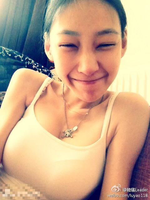 李荣浩首度承认与杨丞琳恋情 否认已领结婚证