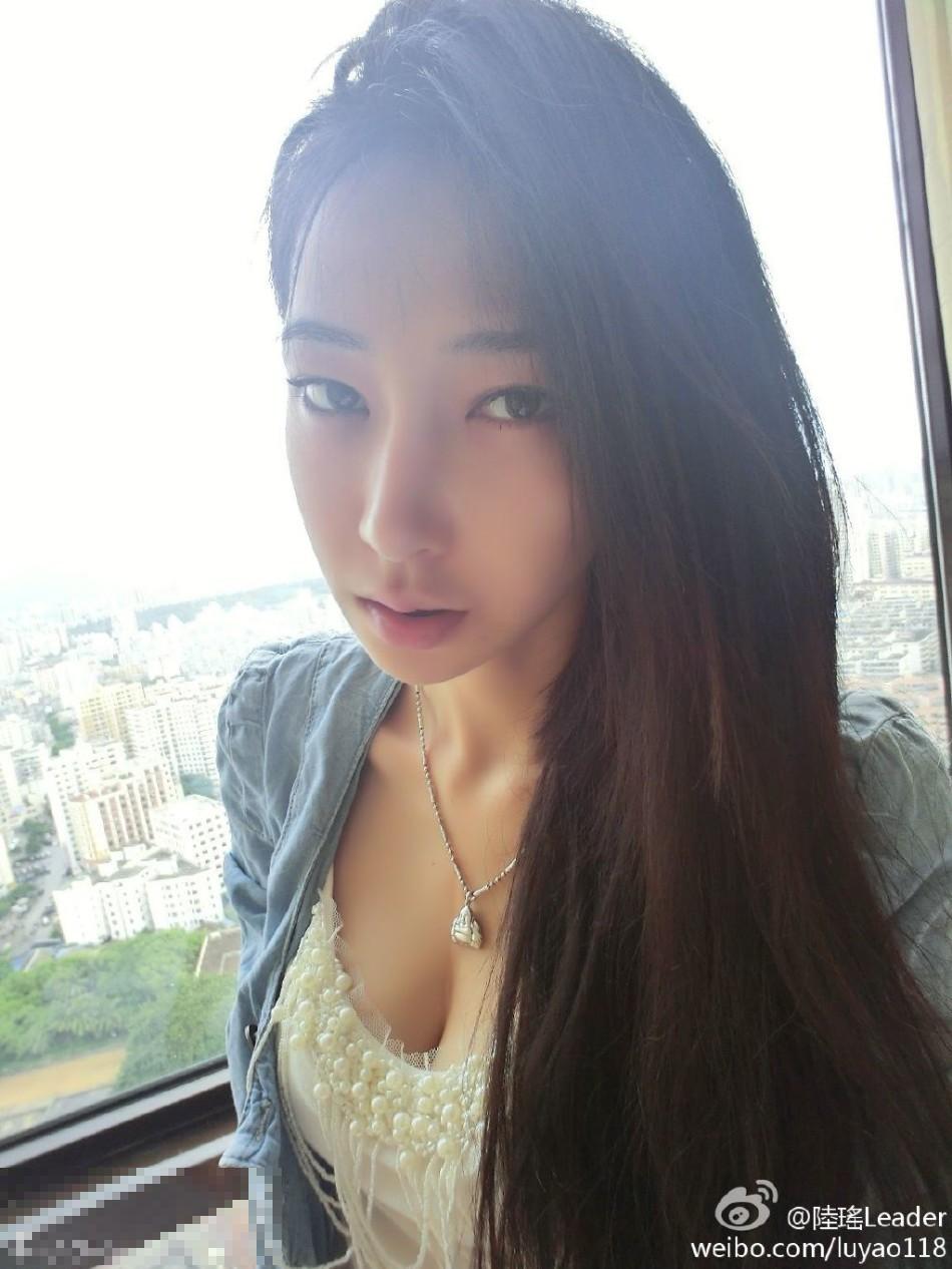 李荣浩首度承认与杨丞琳恋情 否认已领结婚证