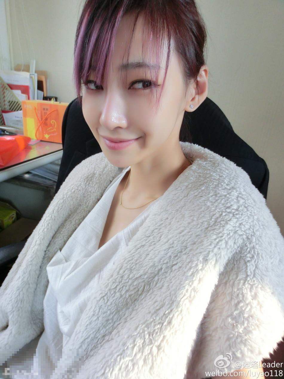 李荣浩首度承认与杨丞琳恋情 否认已领结婚证