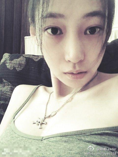 李荣浩首度承认与杨丞琳恋情 否认已领结婚证