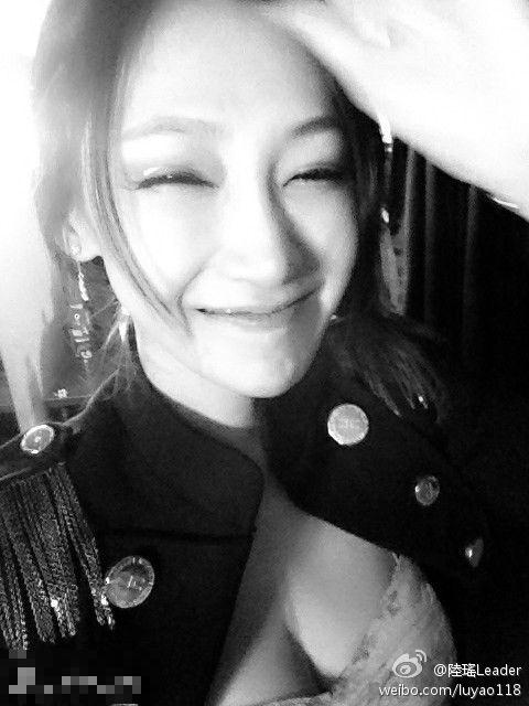 李荣浩首度承认与杨丞琳恋情 否认已领结婚证