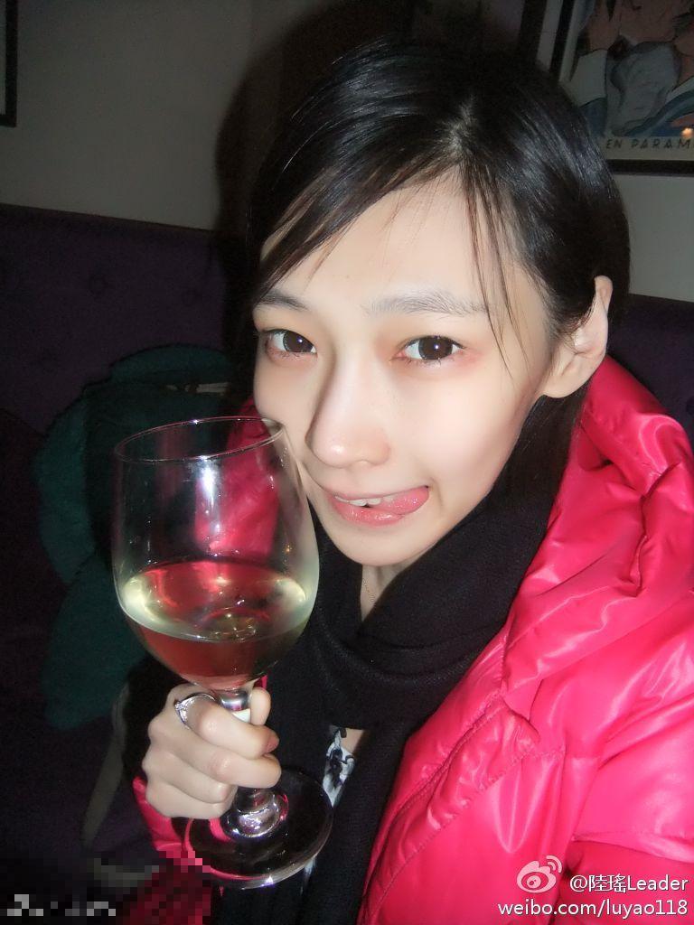 李荣浩首度承认与杨丞琳恋情 否认已领结婚证