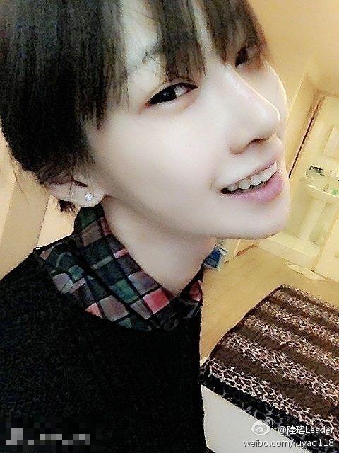 李荣浩首度承认与杨丞琳恋情 否认已领结婚证
