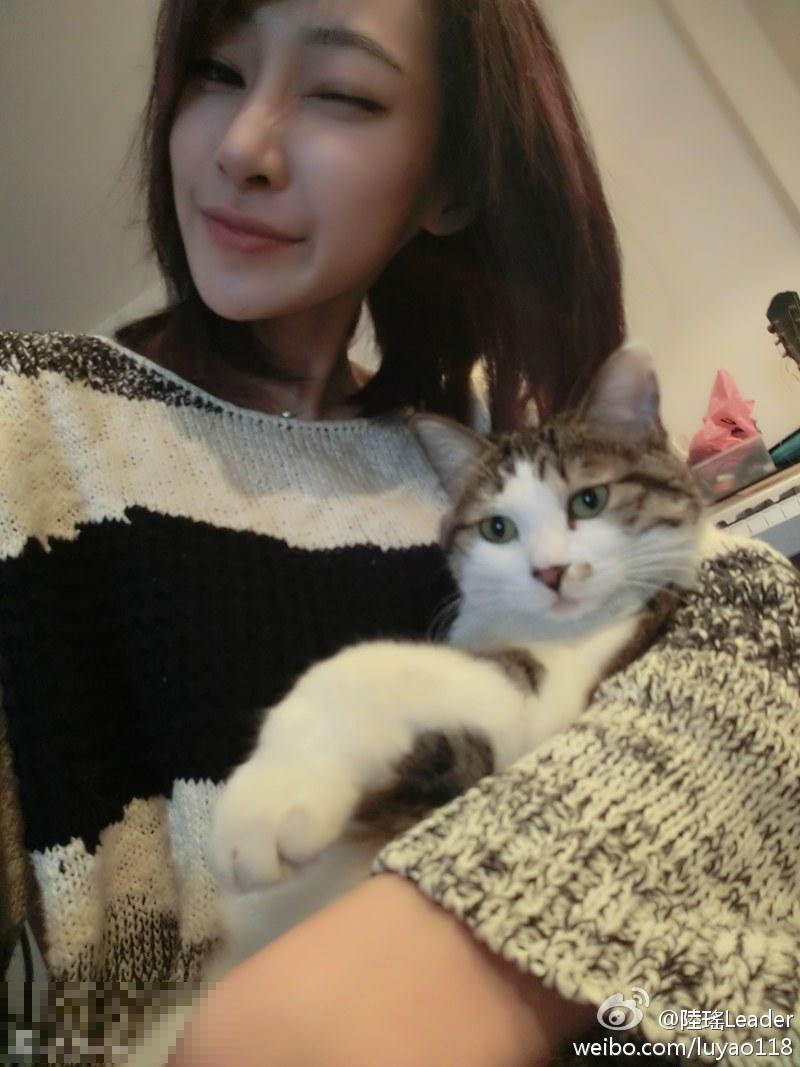 李荣浩首度承认与杨丞琳恋情 否认已领结婚证