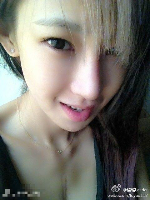 李荣浩首度承认与杨丞琳恋情 否认已领结婚证