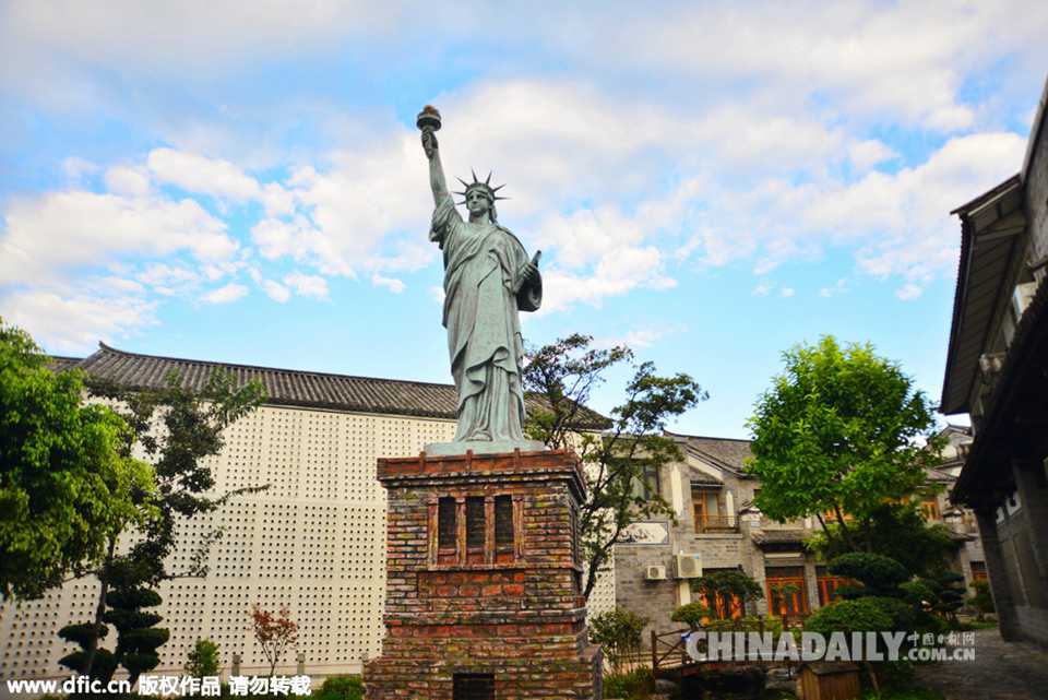 假装在纽约 大理竖起自由女神像