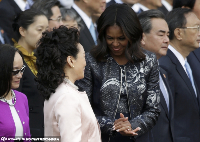 美白宫举行欢迎仪式 米歇尔与彭丽媛微笑互动