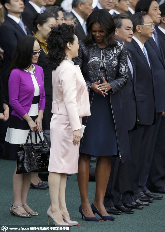 美白宫举行欢迎仪式 米歇尔与彭丽媛微笑互动