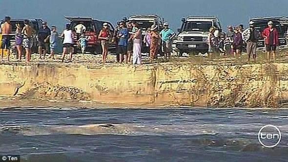 澳大利亚彩虹沙滩突现百米巨坑 200名游客奔逃