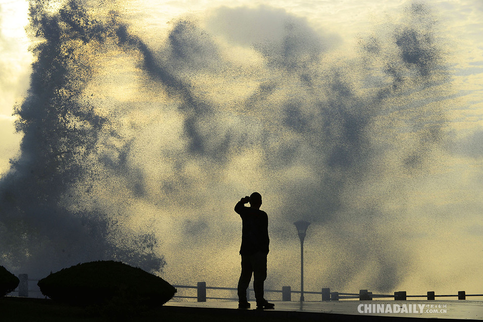 山东日照：台风“杜鹃”掀滔天巨浪