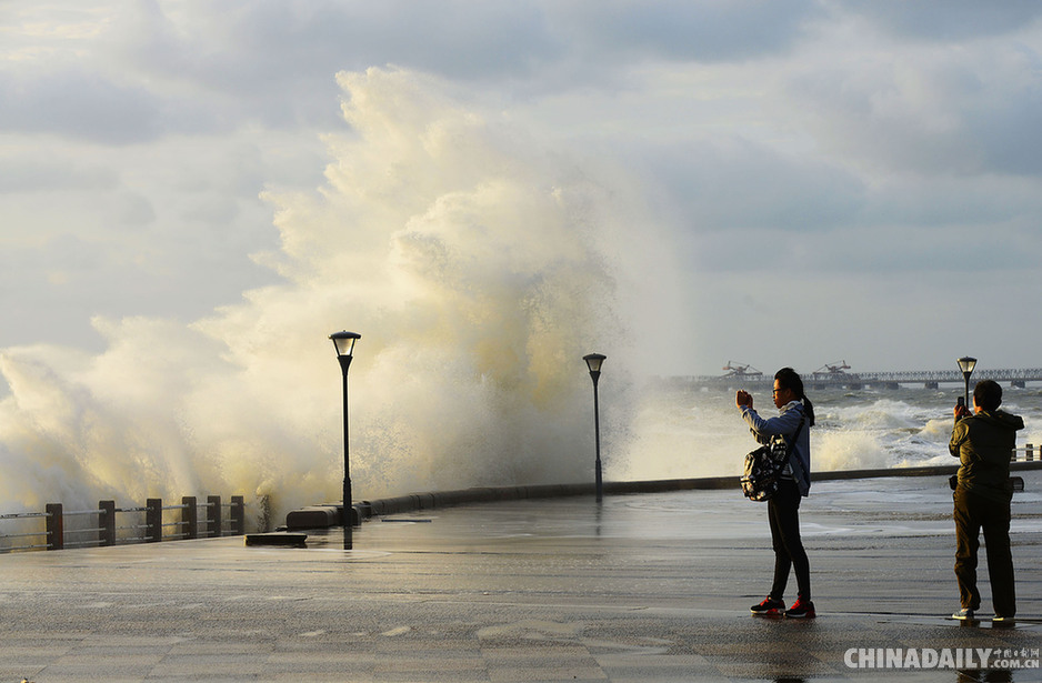 山东日照：台风“杜鹃”掀滔天巨浪