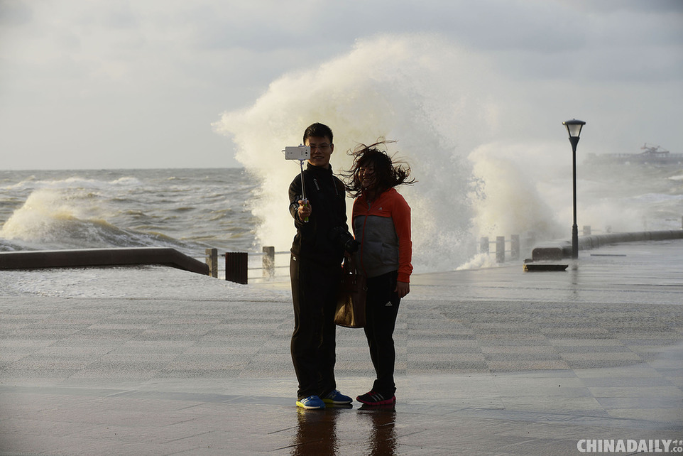 山东日照：台风“杜鹃”掀滔天巨浪