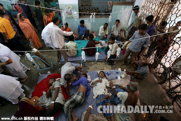 印度发生毒酒中毒事件 致12人死亡50人入院