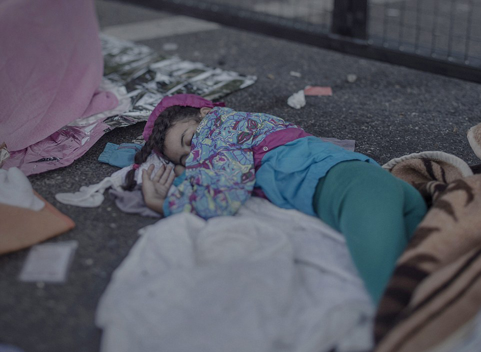 战争之殇：叙利亚难民儿童挣扎逃难 露宿街头野外