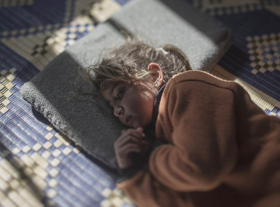 战争之殇：叙利亚难民儿童挣扎逃难 露宿街头野外