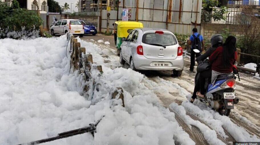 印度班加罗尔湖水溢出毒泡沫 如同白雪
