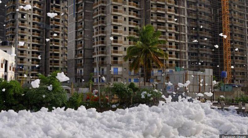 印度班加罗尔湖水溢出毒泡沫 如同白雪