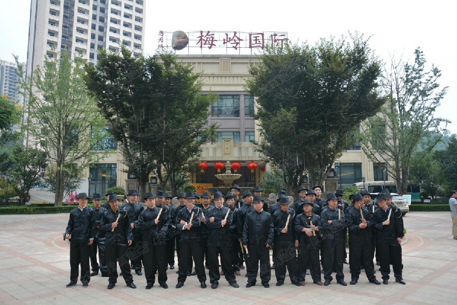 大学生扮“斧头帮”大闹长沙地铁引众人围观