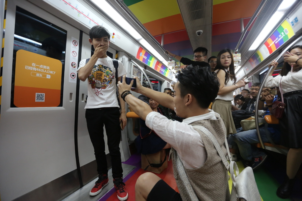 北京“彩虹地铁”现男男求婚
