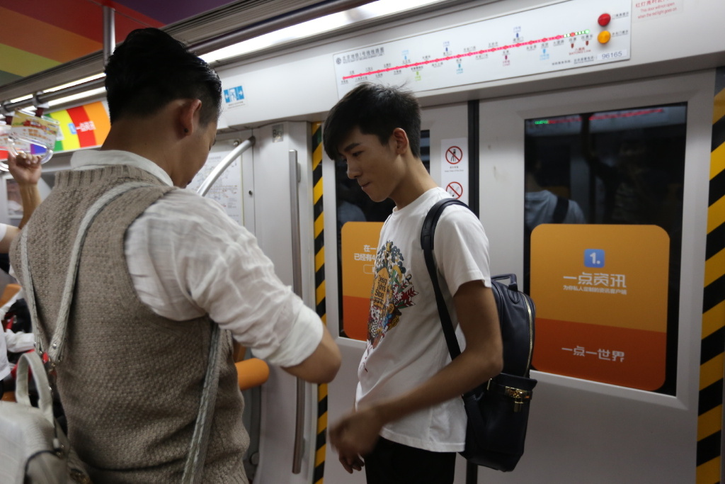 北京“彩虹地铁”现男男求婚