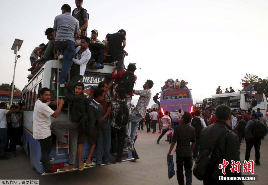 尼泊尔公交车限量发 乘客“包围”巴士
