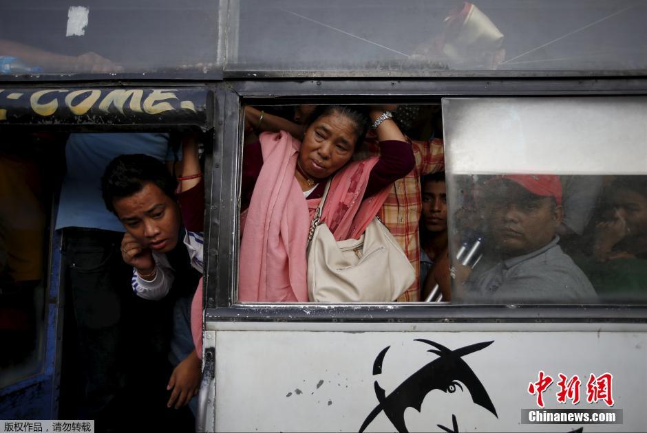 尼泊尔公交车限量发 乘客“包围”巴士