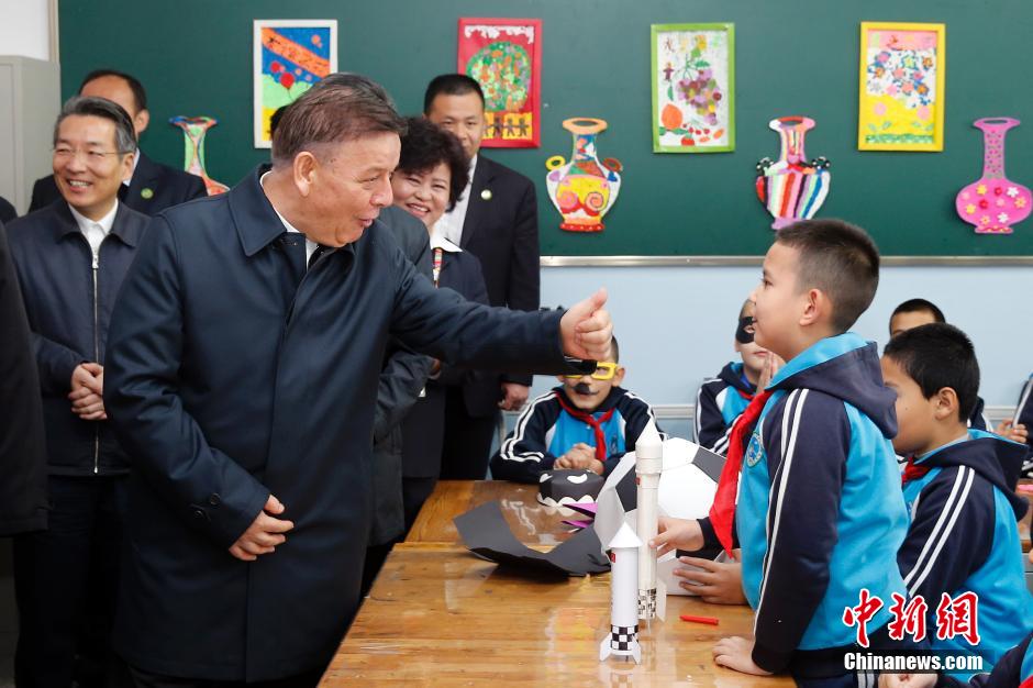 艾力更·依明巴海看望乌鲁木齐市第5小学各族师生