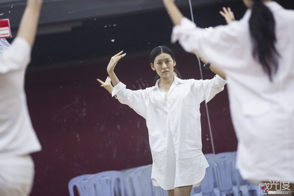剽悍大二美女，整形丰胸当“胸模”