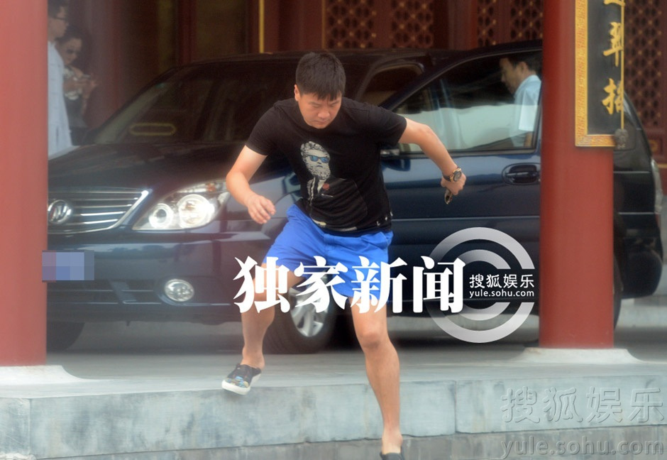 王菁何炅恋情曝光疑备孕 揭秘体娱圈隐秘恋情