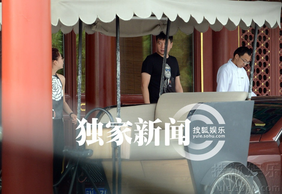 王菁何炅恋情曝光疑备孕 揭秘体娱圈隐秘恋情