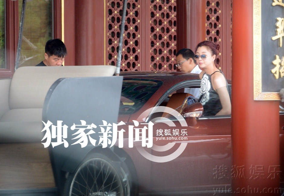 王菁何炅恋情曝光疑备孕 揭秘体娱圈隐秘恋情
