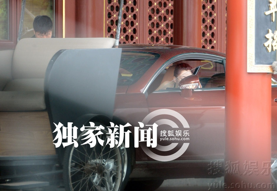 王菁何炅恋情曝光疑备孕 揭秘体娱圈隐秘恋情