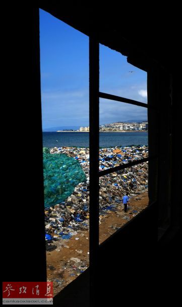 黎巴嫩海滩变身临时垃圾场 折煞美丽海景