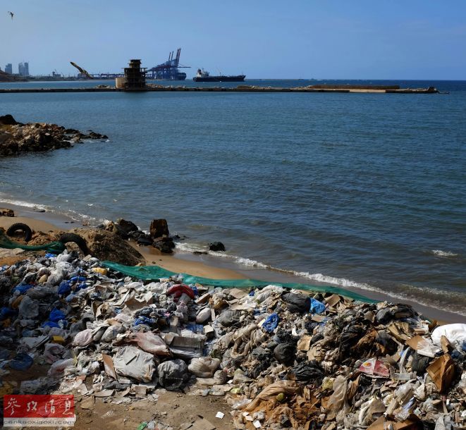 黎巴嫩海滩变身临时垃圾场 折煞美丽海景