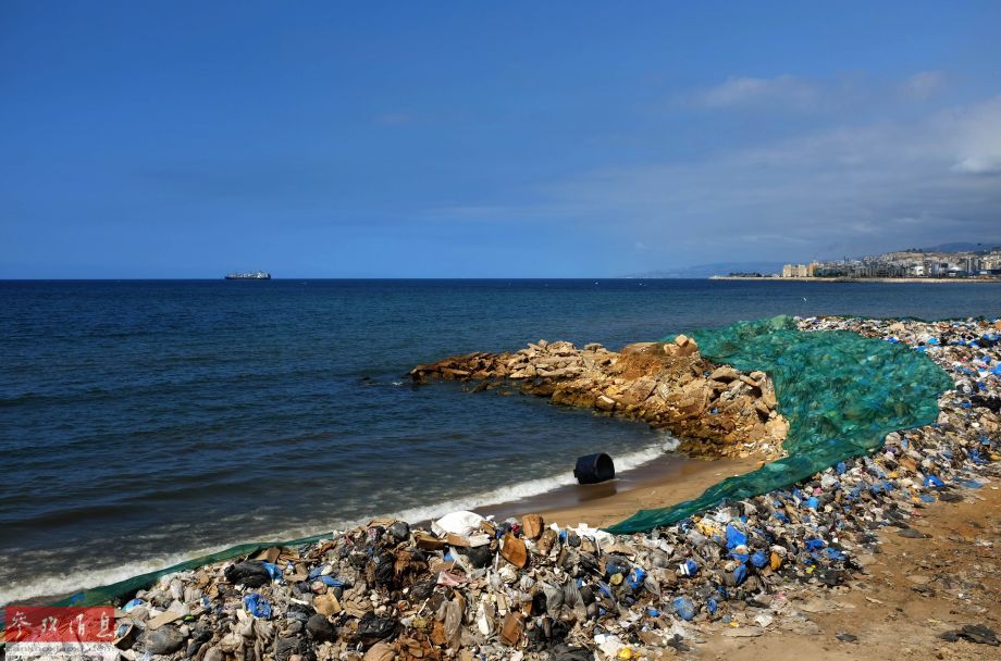 黎巴嫩海滩变身临时垃圾场 折煞美丽海景