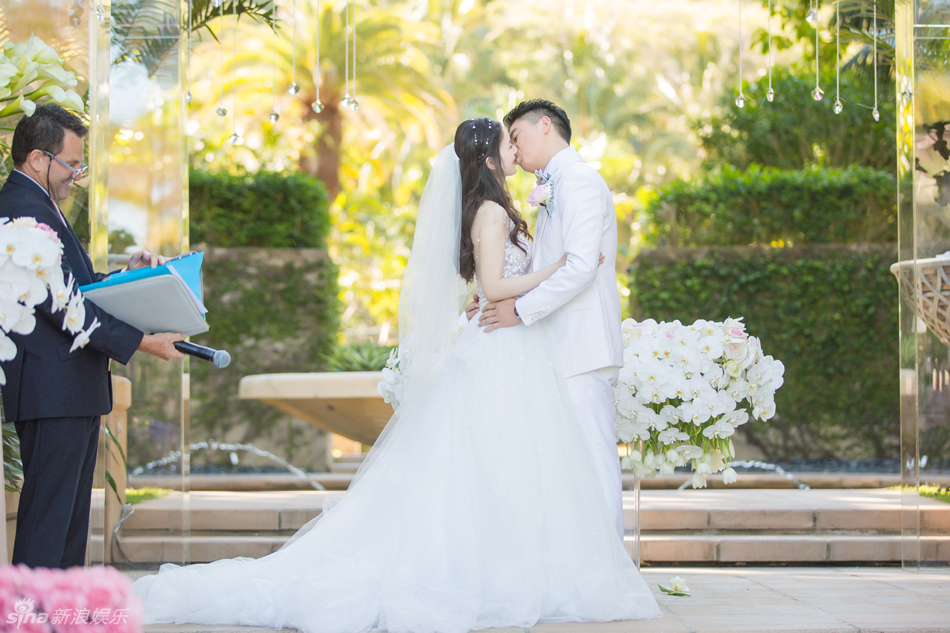 组图：刘强东奶茶妹妹婚礼现场照曝光 深情拥吻