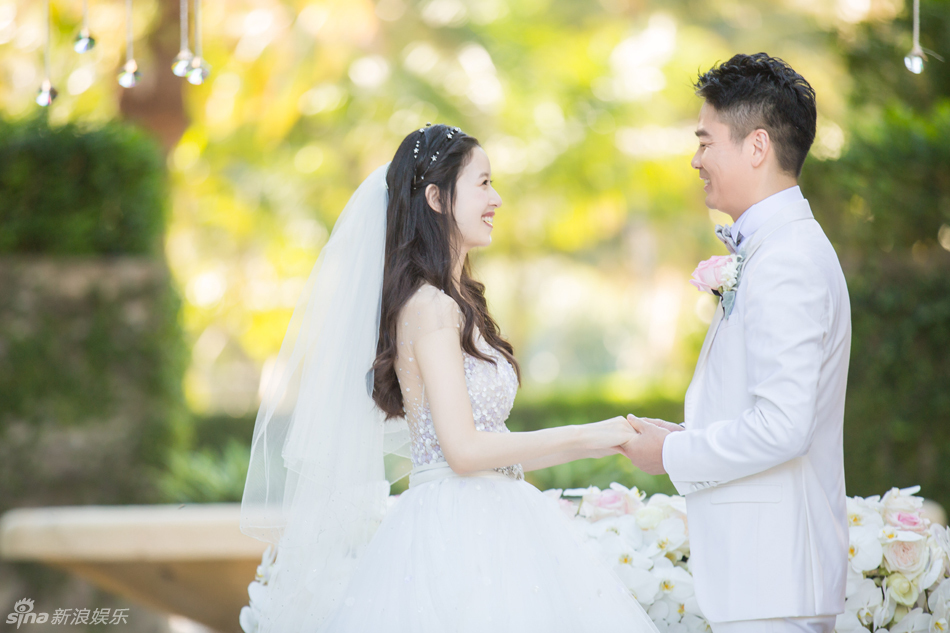 组图：刘强东奶茶妹妹婚礼现场照曝光 深情拥吻