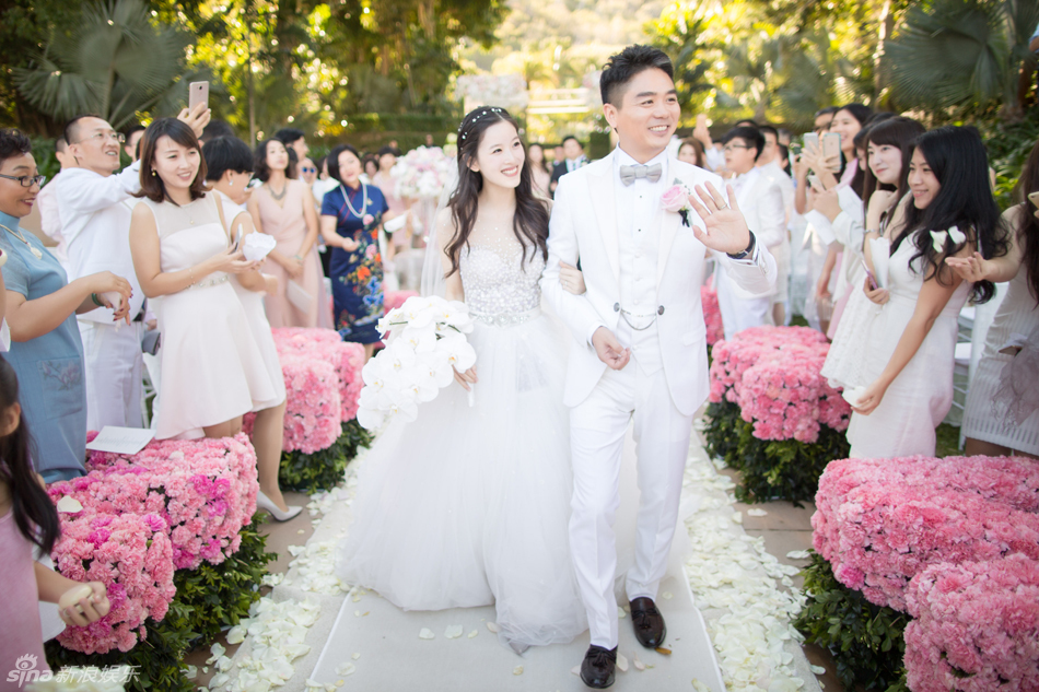 组图：刘强东奶茶妹妹婚礼现场照曝光 深情拥吻