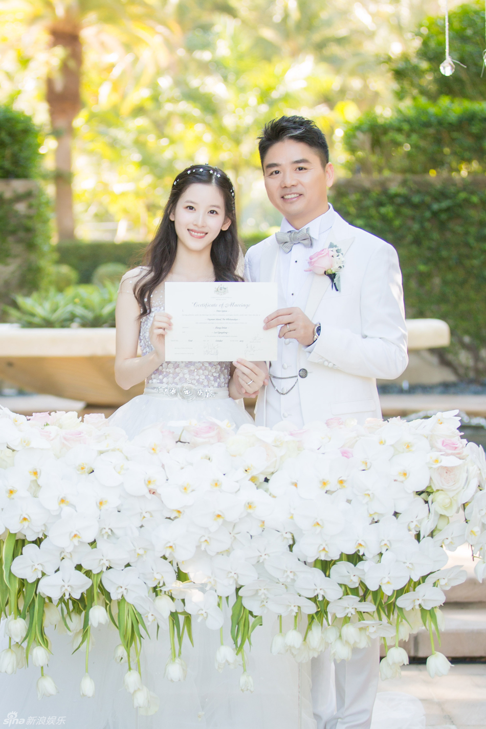 组图：刘强东奶茶妹妹婚礼现场照曝光 深情拥吻
