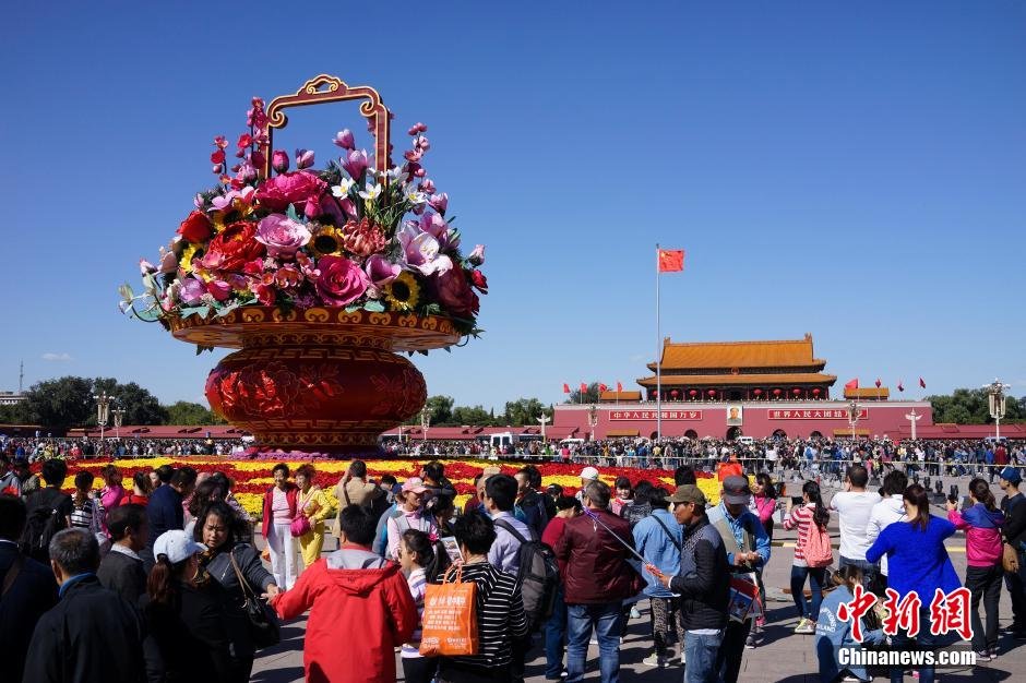 组图：国庆黄金周首日全国各地景区人头攒动