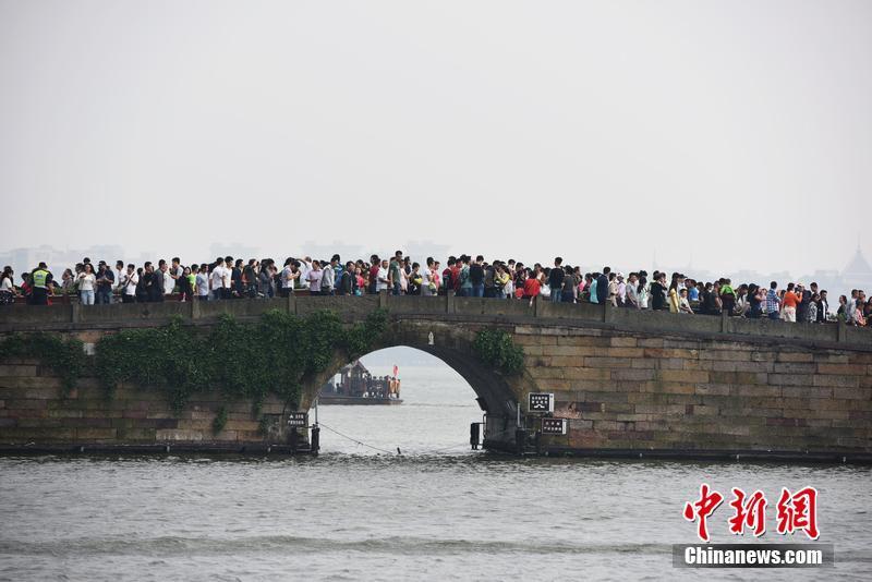 组图：国庆黄金周首日全国各地景区人头攒动