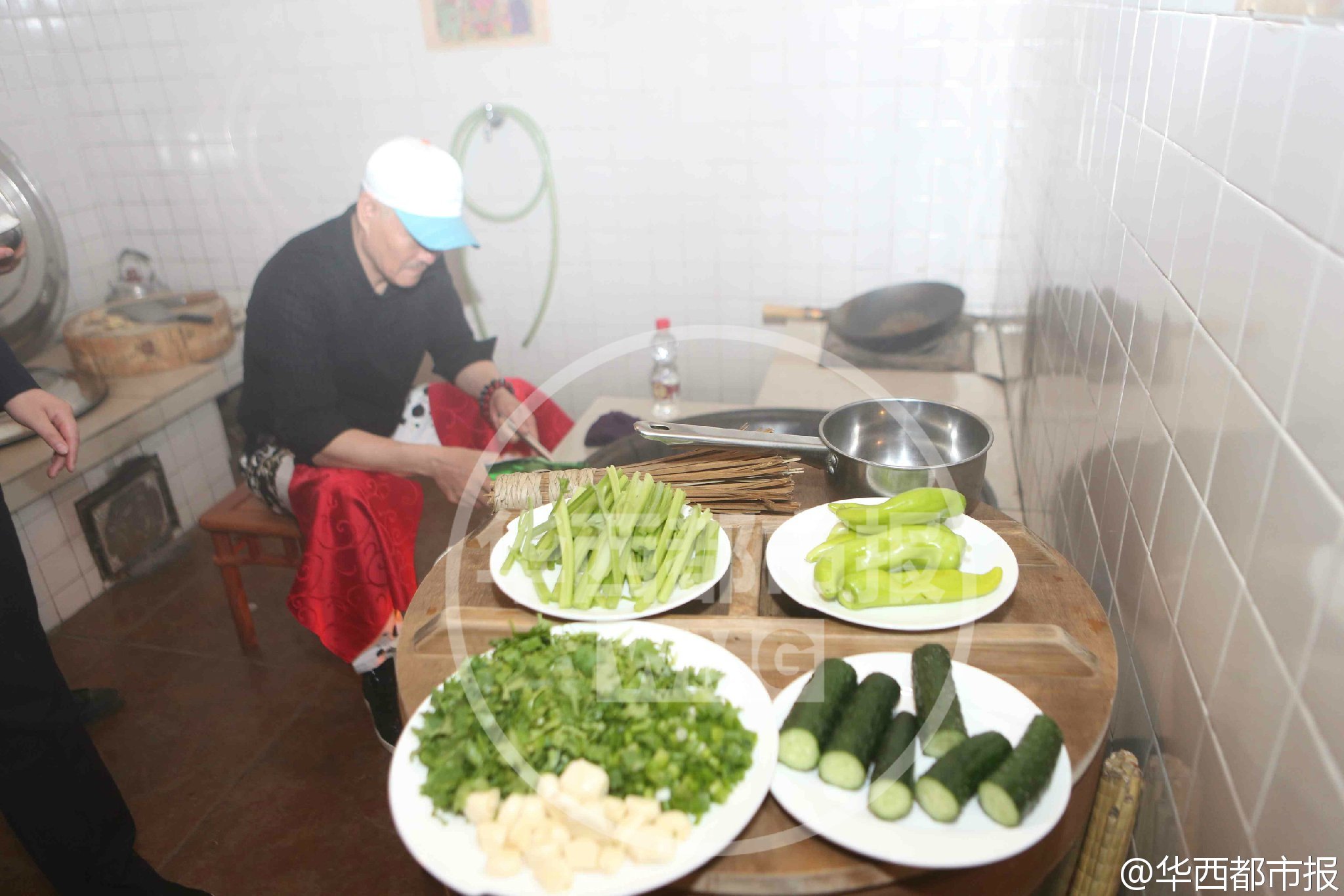 赵本山“炖鱼”犒劳弟子