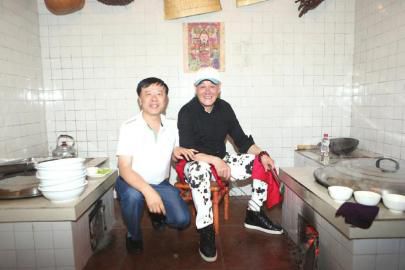 赵本山“炖鱼”犒劳弟子