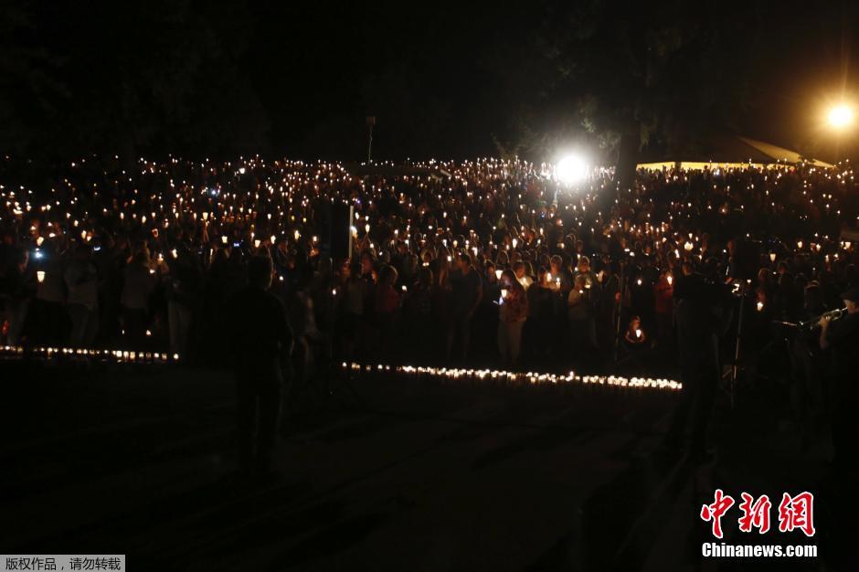美国民众点燃烛火 悼念校园枪击案遇难者