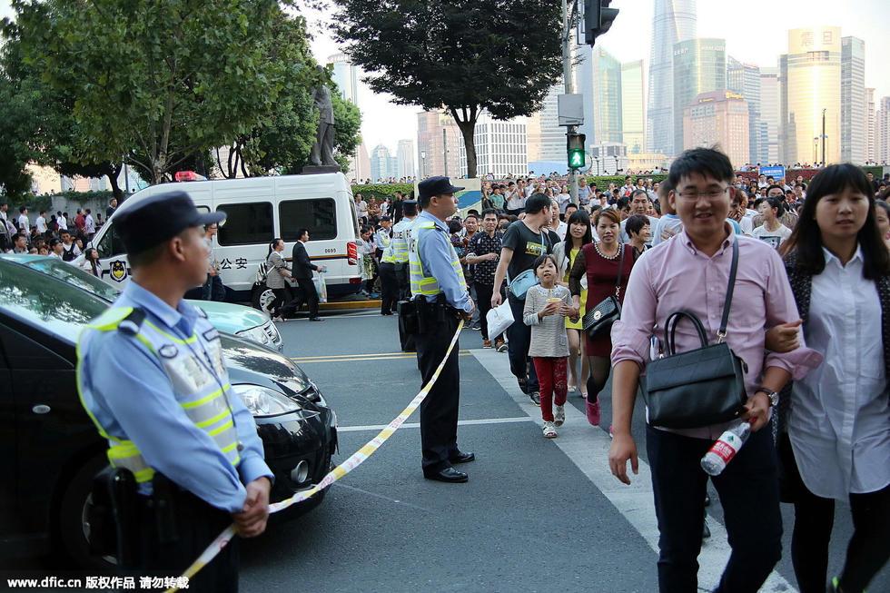 国庆上海外滩游人如织警察拉起警戒线