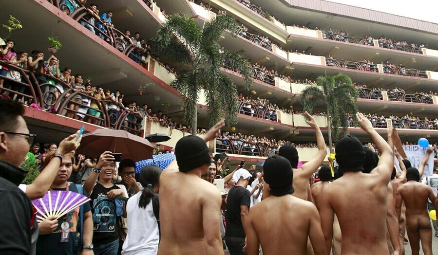 菲律宾大学生校内裸奔引大规模围观