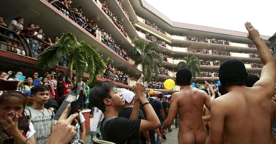 菲律宾大学生校内裸奔引大规模围观