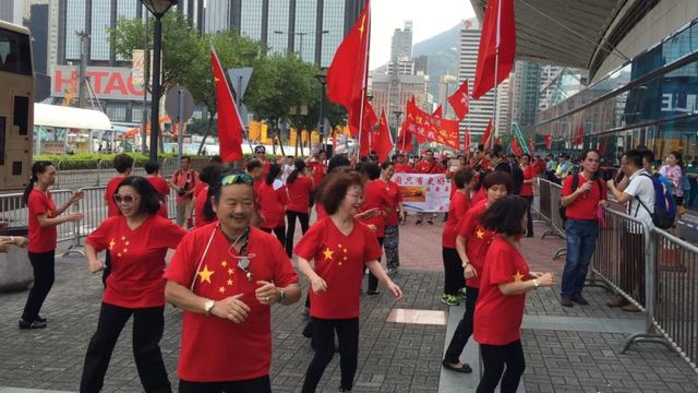 香港数百人游行一幕