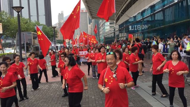 香港数百人游行一幕